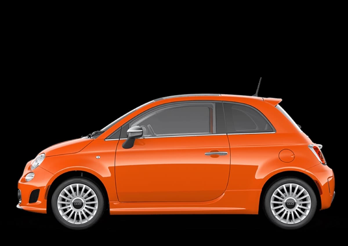 Vista laterale di una Fiat 500 moderna di colore arancione brillante
